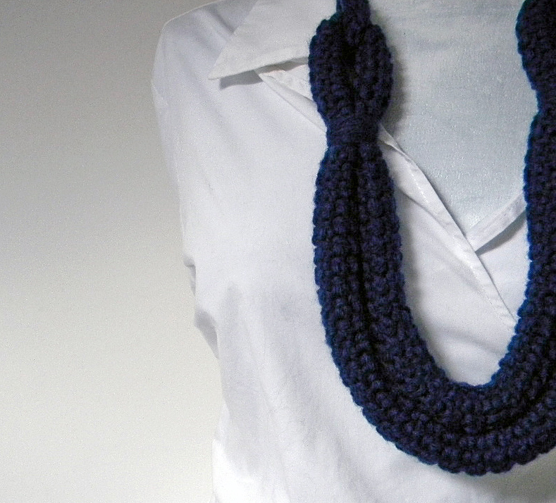 Navy Blue Crocheted Wool Necklace Aurora on Luulla